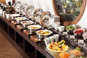 浦安日和舞滨酒店的包含许多食物的自助餐