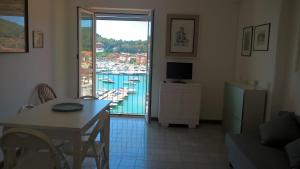 蒙泰亚尔真塔廖Splendido Affaccio的客厅配有桌子,享有海港的景色