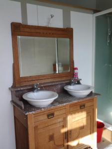 那慕尔格里美术馆民宿的浴室设有2个水槽和镜子