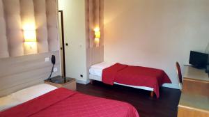 巴黎美迪亚酒店的酒店客房设有两张床和电视。