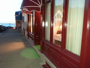 圣马洛Le Magellan-Plage的商店前方有甜甜圈店的窗户