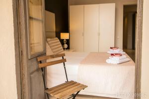 巴塞罗那阿尔卡莫莫利诺公寓的配有桌子、椅子和毛巾的客房