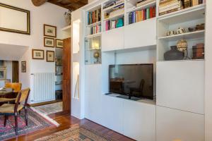 维泰博Antica Dimora San Pellegrino的客厅配有白色墙壁的大电视