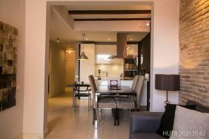 巴塞罗那阿尔卡莫莫利诺公寓的用餐室以及带桌椅的起居室。
