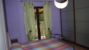 里米尼Cara Pace的一间卧室配有床和带窗帘的窗户