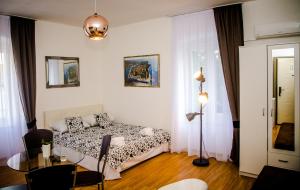扎达尔布拉尼米尔公寓酒店的一间卧室配有一张床和一张桌子