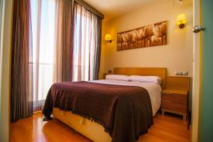 阿尔么丽亚Dream Suites & Apartaments Almería的一间卧室设有一张床和一个大窗户