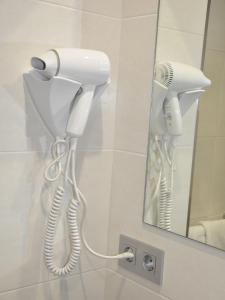 贡多马尔帕斯旅馆的一间带吹风机和镜子的浴室