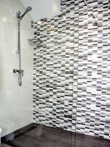 贡多马尔帕斯旅馆的浴室铺有黑白瓷砖,设有淋浴。