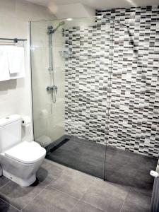 贡多马尔帕斯旅馆的一间带卫生间和玻璃淋浴间的浴室