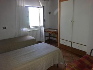 卡梅罗塔码头Villino Iolanda的一间小卧室,配有两张床和窗户