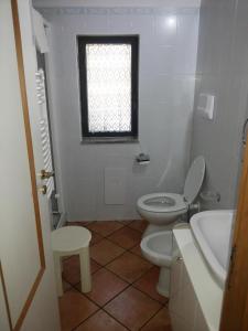 卡梅罗塔码头Villino Iolanda的一间带卫生间、水槽和窗户的浴室