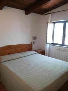 卡梅罗塔码头Villino Iolanda的一间卧室设有一张大床和一个窗户。