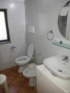 卡梅罗塔码头Villino Iolanda的白色的浴室设有卫生间和水槽。