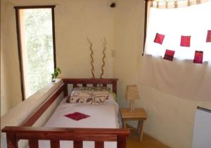 蒂尔卡拉Piedramora Tilcara的一间卧室设有一张床和一个窗口