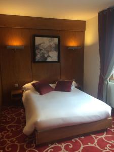 奥斯泰姆莱斯西格纳奥克斯住宿酒店的卧室配有一张白色大床