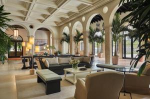 迈阿密海滩冲浪俱乐部四季酒店的大堂配有沙发和桌椅