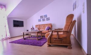 卡什泰拉Apartments&Room Babic的客厅配有沙发、桌子和椅子