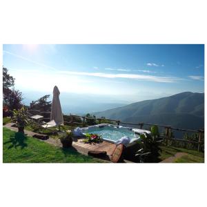 MulazzoLocanda Il Rustichello的山景游泳池