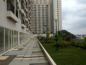 德波DSR Apartment Margonda Residence 5的两座高楼之间的空走道
