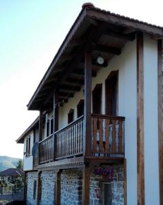 VrataSemana Guesthouse的房屋的顶部设有阳台