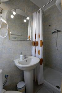卡斯特尔德费尔斯Hotel Beach Playa的一间带水槽、淋浴和镜子的浴室
