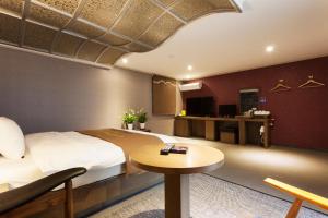 首尔领导者酒店的酒店客房配有一张床铺和一张桌子。