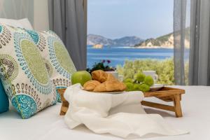马蒂亚斯阿尔巴客房宾馆的桌子上带窗户的面包和水果盘
