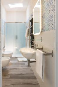 莫诺波利La Dimora sull'Arco的浴室设有2个水槽和镜子