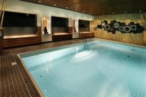 维林根Hotel Waldecker Hof的大楼内的大型游泳池