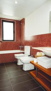 坎布里尔斯Mar Cambrils的浴室设有2个卫生间、水槽和浴缸。