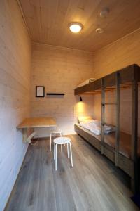 奥达Trolltunga Camping的客房设有两张双层床、一张桌子和凳子。