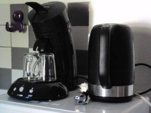 佩尔纳勒丰泰纳拉多洛尔住宿加早餐旅馆的台面上的一个黑色咖啡壶