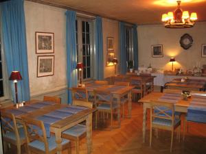 Forsbacka福什巴卡瓦德休斯酒店的用餐室配有木桌和椅子