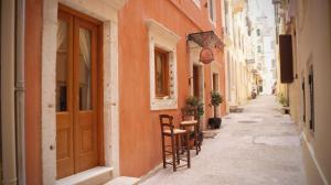 科孚镇Locandiera的街上一条带桌椅的小巷