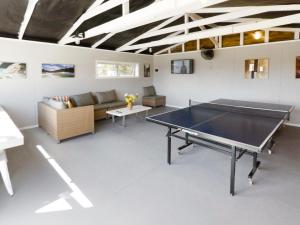 罗托鲁瓦温馨小屋温泉假日公园的客厅配有乒乓球桌