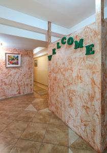 戈斯蒂瓦尔吉利绿色中心酒店的一间有墙的房间,上面有读取房间b的标志