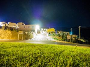Lomo de Arico特内里费攀岩酒店的一条空的街道,晚上有灯