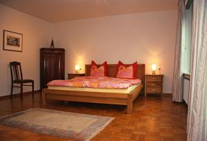 奥特尔恩多夫Villa Ludwig Fewo的一间卧室配有红色枕头的床