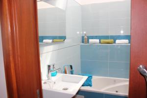大塔拉哈尔Marea Alta的浴室配有盥洗盆和浴缸。