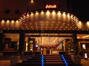 吉赞Al Rest Inn Hotel的一座建筑,上面有一堆灯