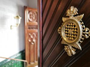 锡切斯夏雷特酒店的木墙上的金门敲击器