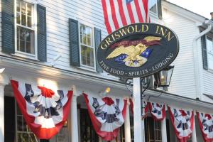 EssexThe Griswold Inn的餐厅的前方标有美国国旗