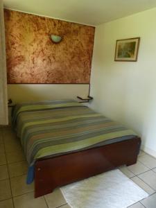 DucosAirport hotel的一张小床,位于带防过敏室的房间