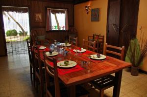圣玛丽Villas de Vohilava的一张带椅子的木桌和一间餐厅