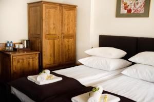 克拉科夫艾登酒店的一间卧室配有带毛巾的床