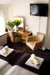 克拉科夫艾登酒店的酒店客房配有两张床和一张书桌