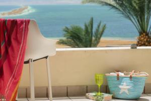 恩波其克死海莱昂纳多广场酒店的海滩景阳台的白色椅子