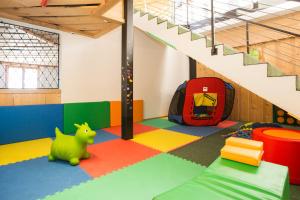 弗利姆斯拜格豪斯纳根斯旅舍的一间铺有多彩地板的儿童游戏室