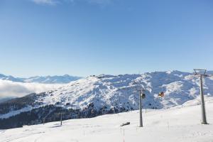 弗利姆斯拜格豪斯纳根斯旅舍的雪覆盖的山中,有滑雪缆车